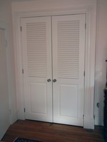Armoire double à portes à persiennes, finition peinte en blanc, style hôtel américain