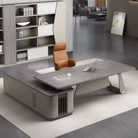 Bureau de direction en forme de L avec bord biseauté argenté, plateau gris foncé, table de bureau moderne de luxe pour PDG, table de direction