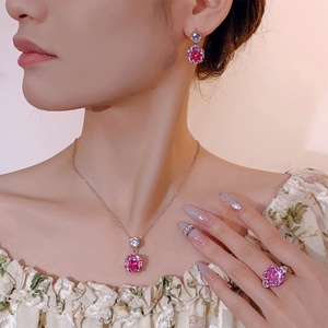Juego de Joyería Minimalista Ecológico de Cobre Chapado en Oro con Diseño de Flor de Circonita Roja Tallada en Rosa, Pendientes y Anillo para Fiesta de Compromiso - Product Image 5