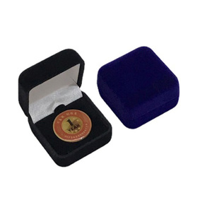 Boîte d'emballage personnalisée de haute qualité pour badges en velours Boîte de rangement élégante pour médailles - Product Image 3