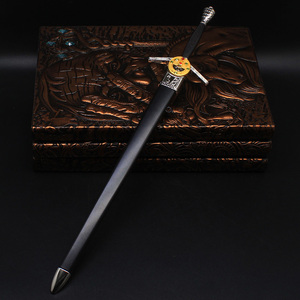 World popular game character <span class=keywords><strong>sword</strong></span> metal <span class=keywords><strong>sword</strong></span> Wild Hunt Game arma portachiavi di Geralt toys <span class=keywords><strong>art</strong></span> 30CM dal produttore cinese - Product Image 4
