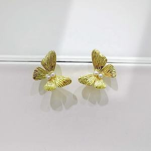 Pendientes de plata 925 al por mayor, estilo coreano, oro de 14k, elegantes, con perlas, pequeños, de mariposa, para mujer, tipo stud. - Product Image 1