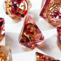 LuxeRoll – Ensemble de dés en résine à bords tranchants faits à la main, 7 pièces, avec anneau métallique, dés polyédriques DND, motif tourbillon rouge, pour jeux de rôle de table DND