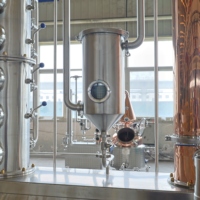 Équipement de distillation de gin 100L 200L 300L avec panier à plantes aromatiques pour petites distilleries
