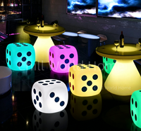 Ensembles de mobilier de bar extérieur à thème ludique, tables et chaises lumineuses avec motif dés, formes polyvalentes pour diverses situations