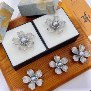 Broche de mode haut de gamme pour femme, style chinois, en zircon blanc dégradé, motif fleur, en cuivre plaqué or, avec perle - Product Image 1