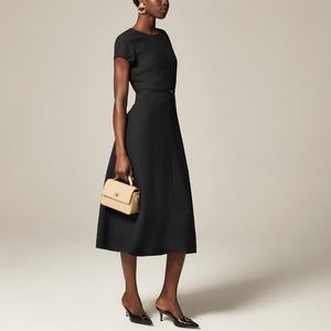 Robe Midi Mathilde en Satin, Col Montant, Sans Manches, Silhouette Plissée, Motif Floral Vintage, Tissu Respirant et Écologique - Product Image 1