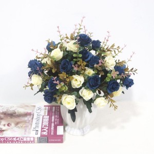 Ramo de Rosas Artificiales Rojas y Blancas de Poliéster Hechas a Mano de Alta Simulación Estilo Clásico para Decoración del Día de San Valentín - Product Image 4