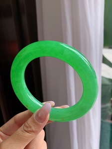 集める価値がある貴重なエメラルドグリーン翡翠のブレスレット - Product Image 3