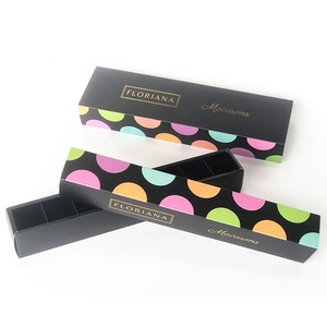 Boîte d'emballage personnalisée en carton recyclable pour macarons, chocolats et sucreries, avec logo gaufré à l'or et séparateur en papier - Product Image 1