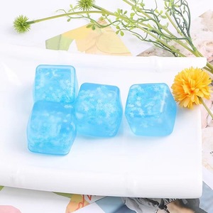 Jouet sensoriel anti-stress flocon de neige en TPR transparent de 4,0 cm, jouet à presser en forme de cube d'eau à remontée lente pour soulager l'anxiété - Product Image 5