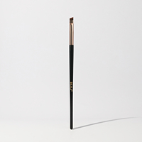 Pinceau à sourcils angulaire de précision, poils synthétiques doux pour un façonnage naturel, manche noir, virole dorée, outil de maquillage, logo personnalisé