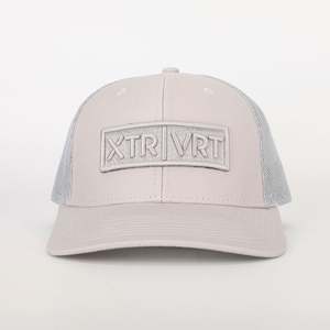 Sombrero unisex de 6 paneles con logotipo bordado de alta calidad personalizado al por mayor, gorras de algodón gris para deportes al aire libre, gorra de camionero clásica - Product Image 1