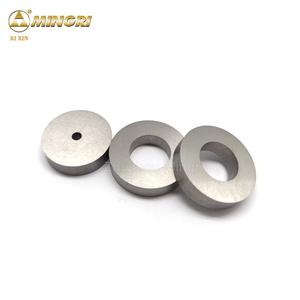 แม่พิมพ์เม็ดคาร์ไบด์แบบกำหนดเอง ทนทานต่อการสึกหรอสูง เกรด YG20 ขึ้นรูปทรงกระบอก ตัดสองด้าน แรงดัดสูง TRS>3000 <span class=keywords><strong>N</strong></span>/<span class=keywords><strong>mm3</strong></span> ผลิตตามแบบ OEM - Product Image 1