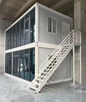 Bureau conteneur à deux étages gris anthracite avec façade vitrée et escalier extérieur pour camping de glamping, salle à manger étanche