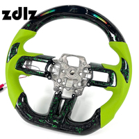 Volant personnalisé en cuir perforé vert avec LED et fibre de carbone forgée verte pour Ford Mustang GT Shelby 2018 2020 2022
