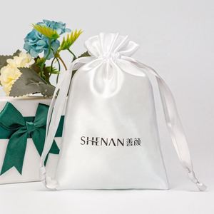 Emballage cadeau luxueux personnalisé en soie satinée avec cordon de serrage pour bijoux - Product Image 3
