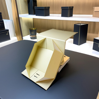Grand ruban de luxe beige avec fermeture magnétique poignée de boîte-cadeau, logo personnalisé, matériaux recyclés, doublure en éponge pour parfum de luxe