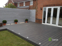 Planche de terrasse composite écologique et durable, revêtement de sol extérieur contemporain et lisse avec un design recyclable et protégé contre les UV pour le jardin