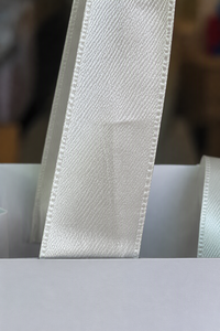Options de papier spécialisé : Finitions texturées et tactiles pour un look raffiné des sacs de courses personnalisés avec votre marque. - Product Image 6