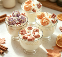 Großvolumige Sojawachs-Kerze in Kürbis- und Eichel-Form mit Haselnusscreme-Duft für Herbstliche Atmosphäre