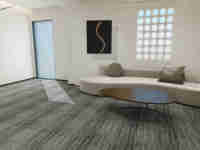Dalles de moquette de bureau de qualité supérieure 50x50 gris clair, imperméables, ignifuges, modulaires, pour studio moderne et réception