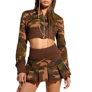 ชุดเซ็ตสตรีทแวร์ผู้หญิงลายพรางพิมพ์ดิจิทัลผ้าเทอร์รี่คอตตอนพร้อมฮู้ดครอปและกระโปรงมินิทรงเอวสูงจีบระบาย  ชุดเซ็ตสองชิ้นสำหรับผู้หญิงพร้อมโลโก้แบบกำหนดเอง - Product Image 1