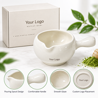 Bol à matcha en céramique blanche avec poignée et bec verseur, logo personnalisé pour la préparation quotidienne du matcha à la maison ou au café, cérémonie du thé