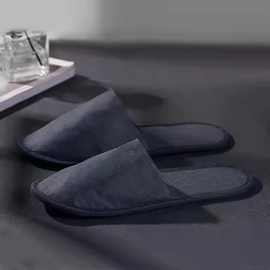 Оптовая продажа, мягкие удобные одноразовые тапочки с принтом логотипа для гостиничного номера и авиакомпаний - Product Image 1