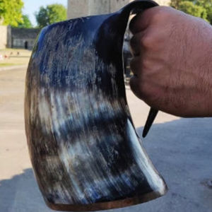 Cuerno para Beber Vikingo Medieval, Hecho a Mano, Pulido, Ecológico, de Cuerno de Búfalo Natural Real con Borde de Latón, Hecho a Mano en India - Product Image 1