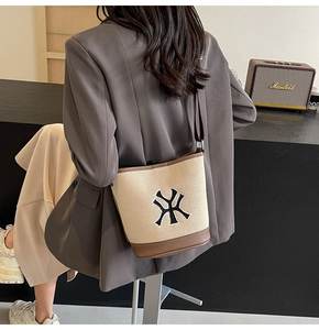 Ropa interior de moda coreana simple, bolso cuadrado pequeño, bolso femenino de verano nicho Senior Sense, bolso cruzado con hebilla de hombro para mujer - Product Image 3