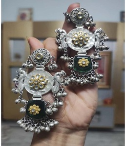 Pendientes Jhumka de Diseño en Dos Tonos con Pedrería de Primera Calidad y Detalles Tradicionales de Ghungroo, Joyería de Moda para Mujeres y Niñas - Product Image 1