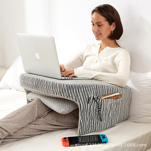 Almohada de lectura Du Babo de espuma viscoelástica a rayas, rectangular, con bolsillos para usar en la cama o el sofá - Product Image 1