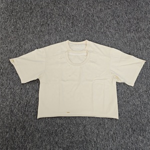 เสื้อยืดทรงครอปขนาดโอเวอร์ไซส์ทรงหลวมเปิดไหล่คอปกสองชั้นเปล่า - Product Image 3