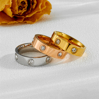 HONGTONG D2-8 Bague En Acier Inoxydable Femme Bijoux De Mode pour Femmes Personnalité Niche Conception Exquis Anneau Décoratif Couple