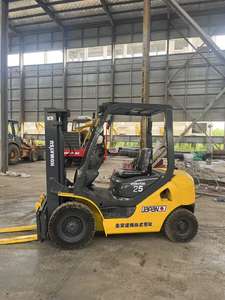 Montacargas Komatsu FD25 4WD Diésel Usado en Japón, 2.5 Toneladas, con Mástil de Dos Etapas y Longitud de Horquilla de 2000 mm - Product Image 4