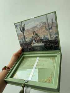 دعوات زفاف فاخرة في صندوق أنيق مع بطاقات أكريليك مطبوعة بالذهب وصندوق هدايا من المخمل الأزرق الملكي مع بطاقات تفصيلية لحفل الزفاف - Product Image 3