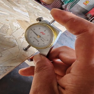 Panneau <span class=keywords><strong>OSB</strong></span> E1 EN300 18mm 4x8, panneau de construction en fibres orientées, pour <span class=keywords><strong>toiture</strong></span>, bardage mural, emballage, vente en gros - Product Image 4