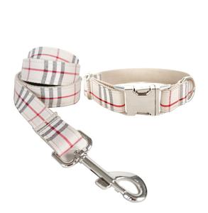 調節可能なナイロン製ペット用犬の首輪とリードハーネス、クラシックなスコットランドベージュの格子柄デザイン - Product Image 1
