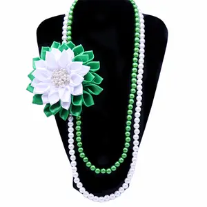 时尚的绿色和白色色调声明两层珍珠链制作花朵胸针魅力装饰联谊会链接项链