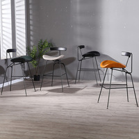 Chaise de bar en fer de style nordique moderne et simple avec revêtement en cuir PU, design confortable et stable pour la salle à manger à domicile, chaise haute