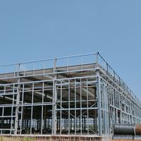 Atelier et entrepôt en structure acier adaptés aux zones montagneuses, construction adaptable aux terrains complexes