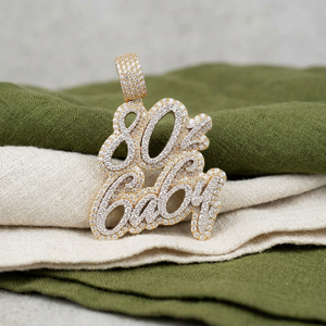 Colgante de Lujo Estilo Hip Hop para Fiestas y Eventos, de Plata 925 con Moissanita y Diamantes, Personalizado con Letra Cursiva y Número 80, Placa con Nombre de Bebé, Estilo Iced Out - Product Image 1
