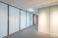 Poste de travail modulaire pliable moderne le plus populaire avec cloison de bureau, cloison murale insonorisée en verre trempé pour écoles et gymnases