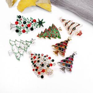 Broche de Noël tendance en cristal, motif arbre de Noël, élégante et polyvalente, accessoire de mode en forme de chat, vente en gros - Product Image 2