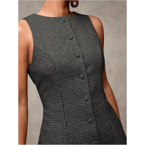 Robe fourreau mini sans manches à col rond boutonnée à carreaux personnalisée pour femme, idéale pour le bureau et les occasions professionnelles - Product Image 3