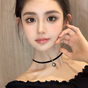 สร้อยคอสุดพิเศษข้ามพรมแดน ดีไซน์หรูหราเบาๆ สไตล์วินเทจสำหรับผู้หญิง สร้อยคอระดับไฮเอนด์ จี้เก๋ๆ สำหรับคล้องคอ - Product Image 4
