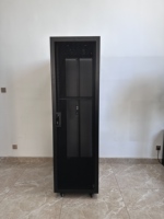 Armoire serveur sur pied 19 pouces avec porte en verre trempé, acier SPCC, protection IP20, en stock pour équipement réseau de centre de données