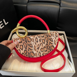 2025 nuevo bolso <span class=keywords><strong>de</strong></span> hombro <span class=keywords><strong>de</strong></span> mujer con estampado <span class=keywords><strong>de</strong></span> leopardo europeo y americano, bolso <span class=keywords><strong>de</strong></span> carcasa dura, bolso cruzado <span class=keywords><strong>de</strong></span> hombro <span class=keywords><strong>de</strong></span> empalme <span class=keywords><strong>de</strong></span> moda - Product Image 4