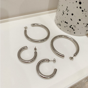 Boucles d'oreilles créoles plaqué or cerceaux pour femmes hypoallergénique Non terni haute poli gros ouvert épais 30/50MM sac Opp à la mode E001 - Product Image 6